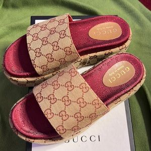 Worn One time gucci slides haven’t worn ever since so i’m giving it away !